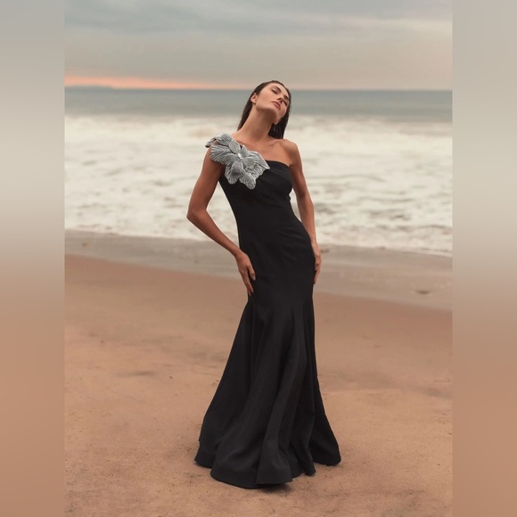 MAC DUGGAL
Black Crepe One Shoulder Gown With Crystal Flower
$698 USD Size 10 - Picture 3 of 6